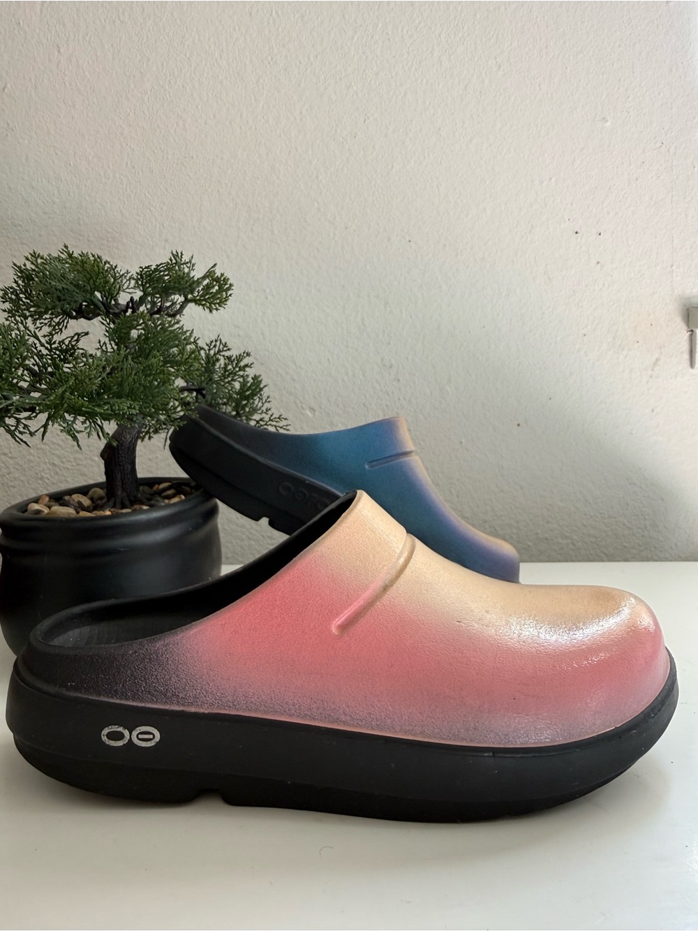 OOFOS OOcloog Luxe women size 7 Gradient Slip-On Mules in Pink, Peach and Blue